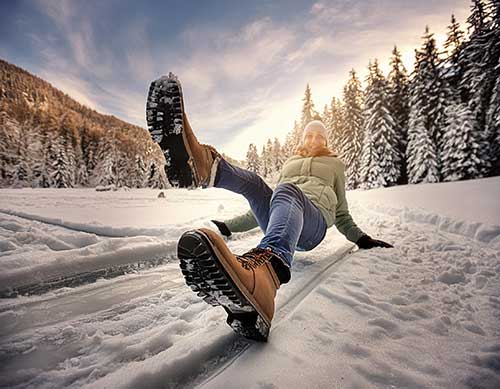 冰雪覆盖的人行道或道路可能导致行人滑倒摔伤，这不仅会造成身体伤害，还可能引发法律纠纷(图1)