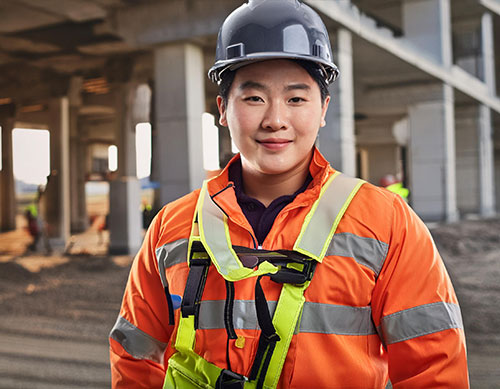 建筑工人高空作业时坠落，导致多处骨折和严重内伤